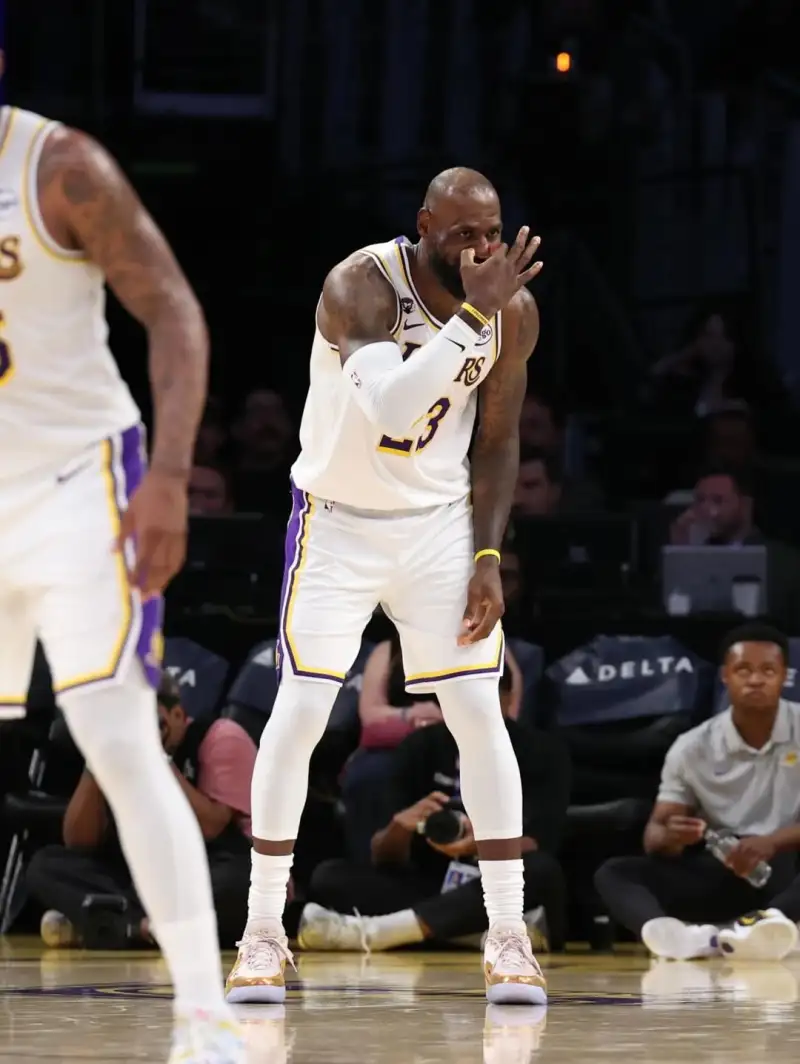 詹姆斯Ins：我就是一个课间在运动场玩耍的孩子，你好黑子们