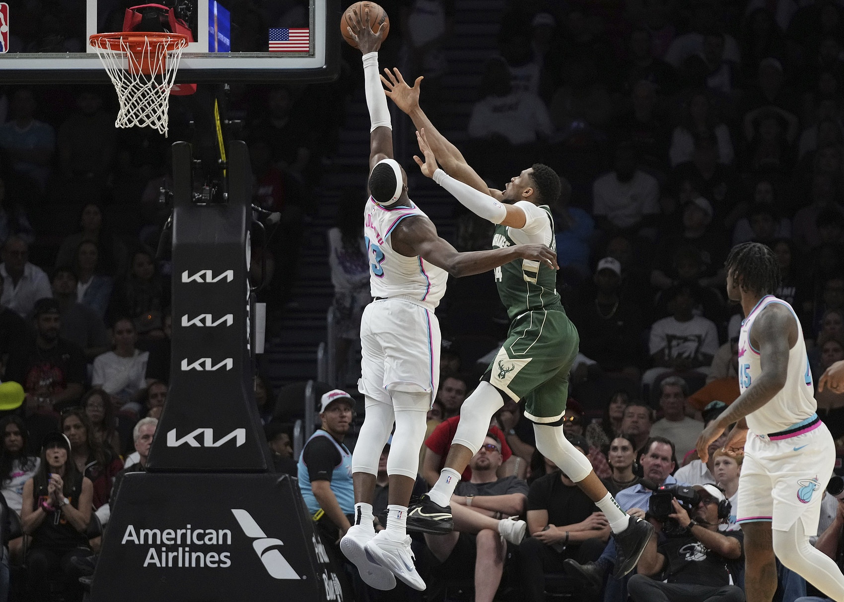 队记：热火直到昨晚深夜才得知 雄鹿可能不会在今天交易字母