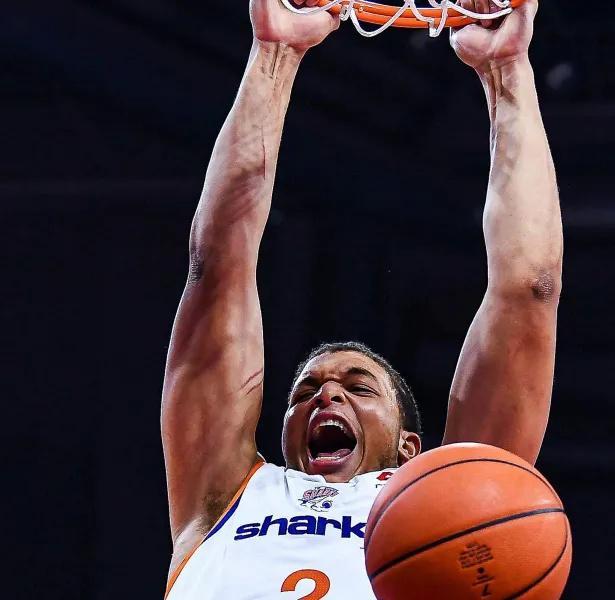 yl23455永利官网-首节20分+全场36分！35岁弗格加盟即巅峰，上海捡到CBA最强“定海神针”